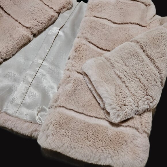 SUMPTUOUS GENUINE FUR JACKET FEATURING 3/4 SLEEVE W/ HIDDEN HOOK & EYE CLOSURES - Picture 7 of 15